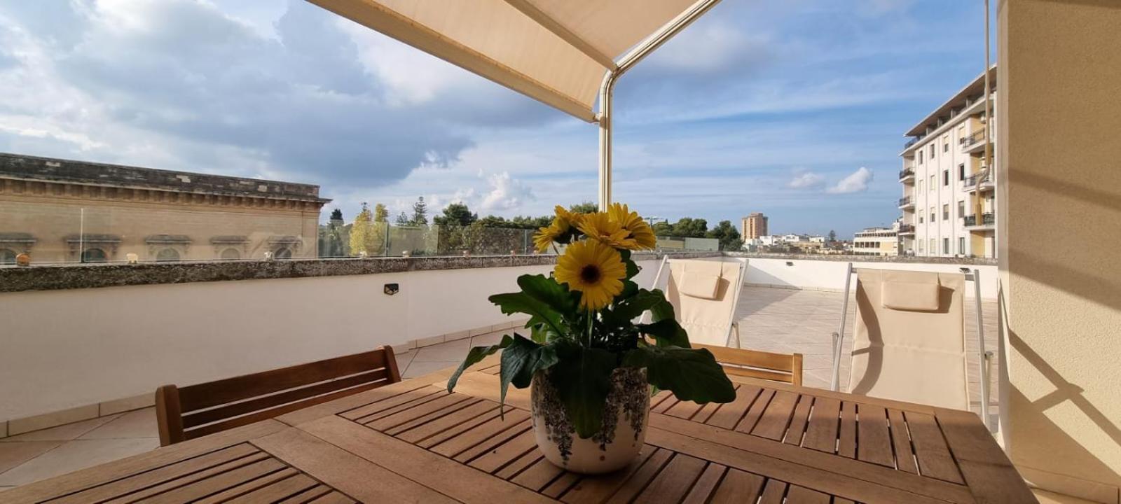 The Golden Hour, Luxury Apartment With A Panoramic View Лече Екстериор снимка