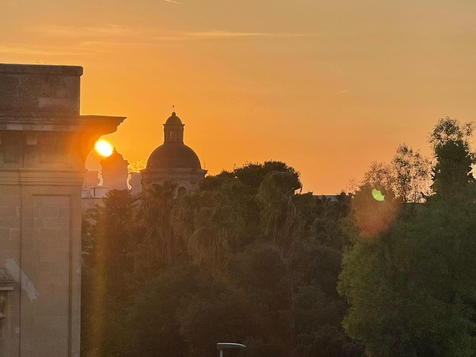 The Golden Hour, Luxury Apartment With A Panoramic View Лече Екстериор снимка