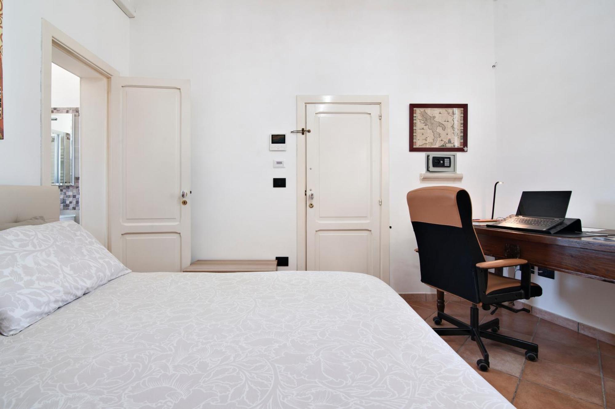 The Golden Hour, Luxury Apartment With A Panoramic View Лече Екстериор снимка